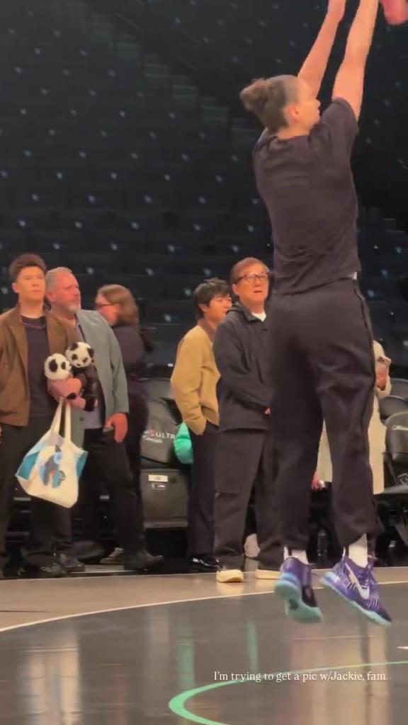 71歲成龍現(xiàn)身巴克萊中心看女籃比賽：她們投籃怎么那么準(zhǔn)?。。?>
                                <div   id=