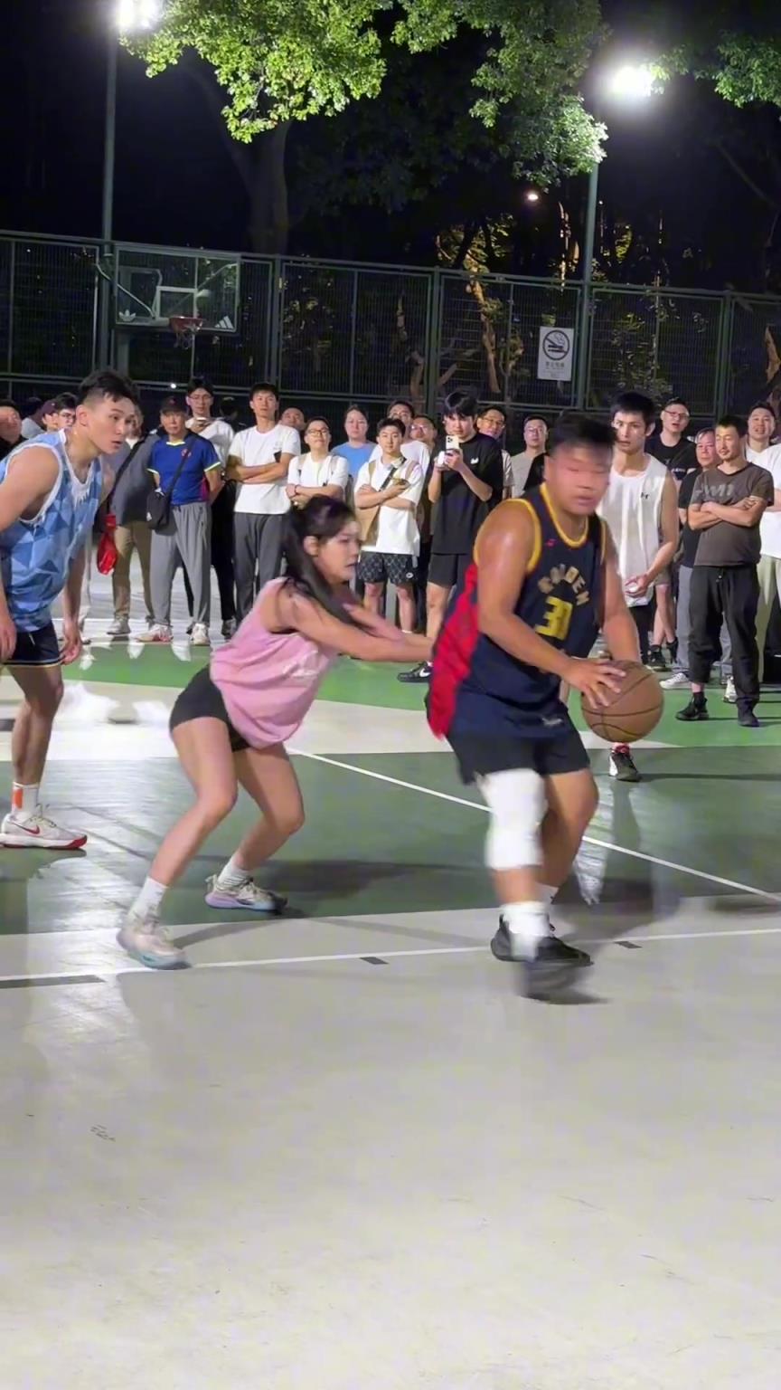 這哥們看見防自己的是女生，一個(gè)勁背打，球也不傳了